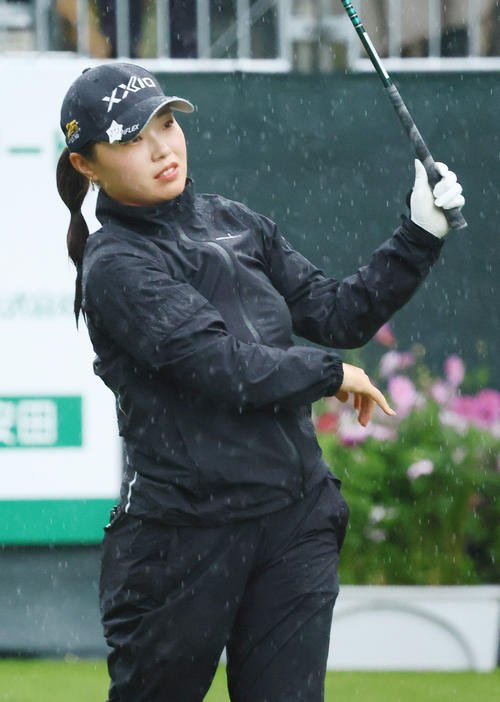 10番、ティーショットを放つ高久（撮影・上山淳一）