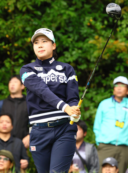 10番、ティーショットを放つ菅（撮影・上山淳一）