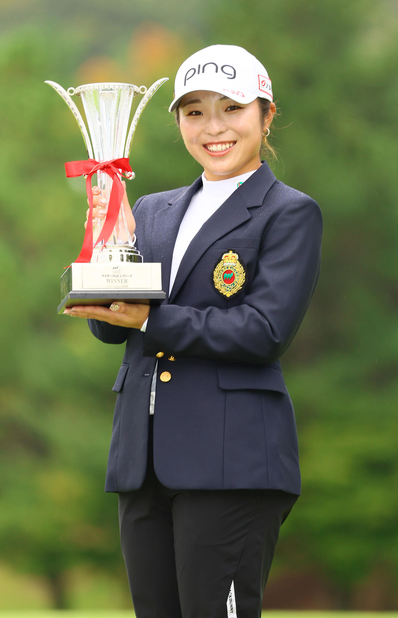 優勝カップを手に笑顔を見せる佐久間（撮影・上山淳一）