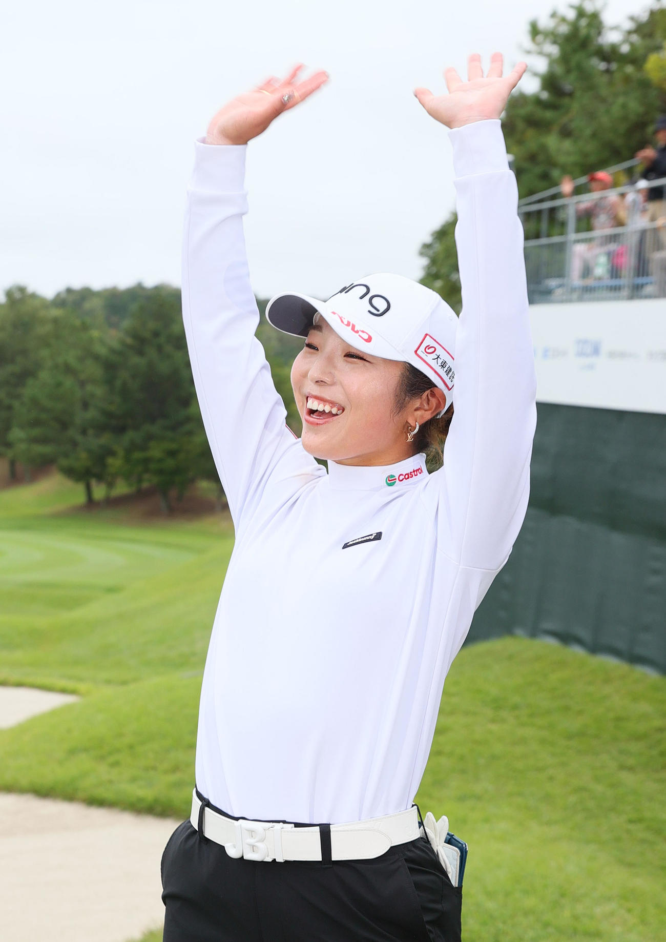 通算25アンダーで優勝しギャラリーの声援に応える佐久間（撮影・上山淳一）