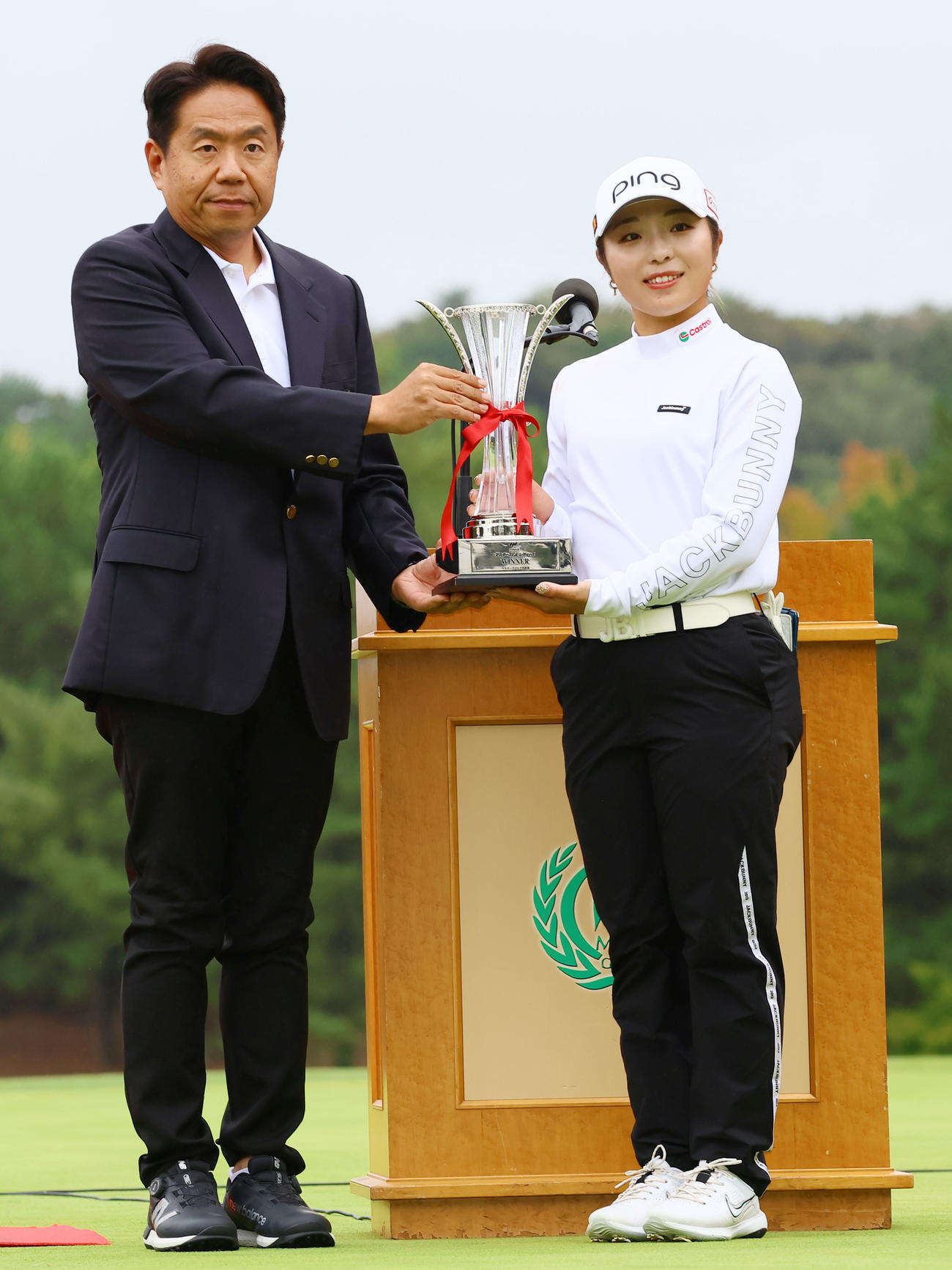優勝カップを手に笑顔を見せる佐久間（右）（撮影・上山淳一）