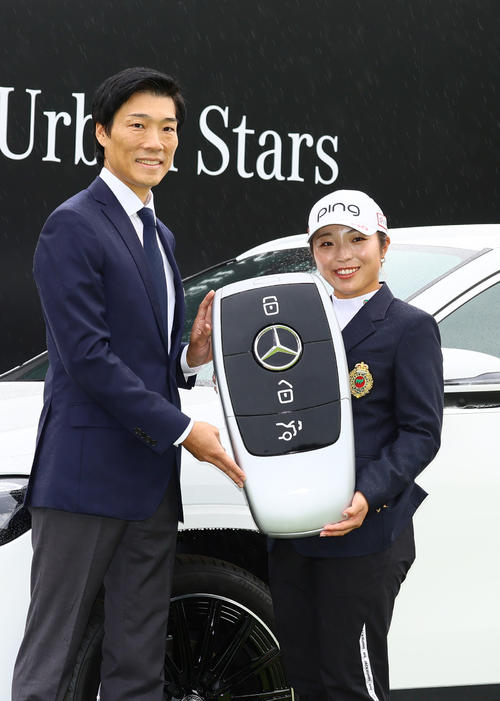優勝し、副賞の車と写真に納まる佐久間(右)(撮影・上山淳一)
