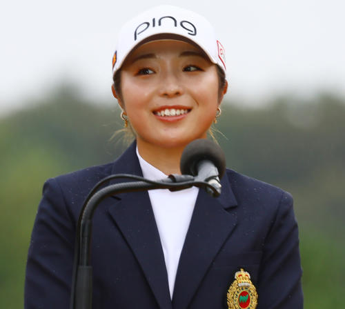 優勝しスピーチする佐久間(撮影・上山淳一)