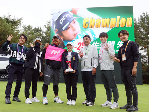 今季4勝目を挙げた佐久間(中央)は仲間たちと笑顔で写真に納まる(撮影・上山淳一)