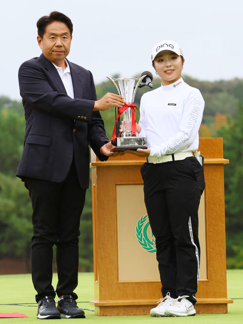 優勝カップを手に笑顔を見せる佐久間(右)(撮影・上山淳一)
