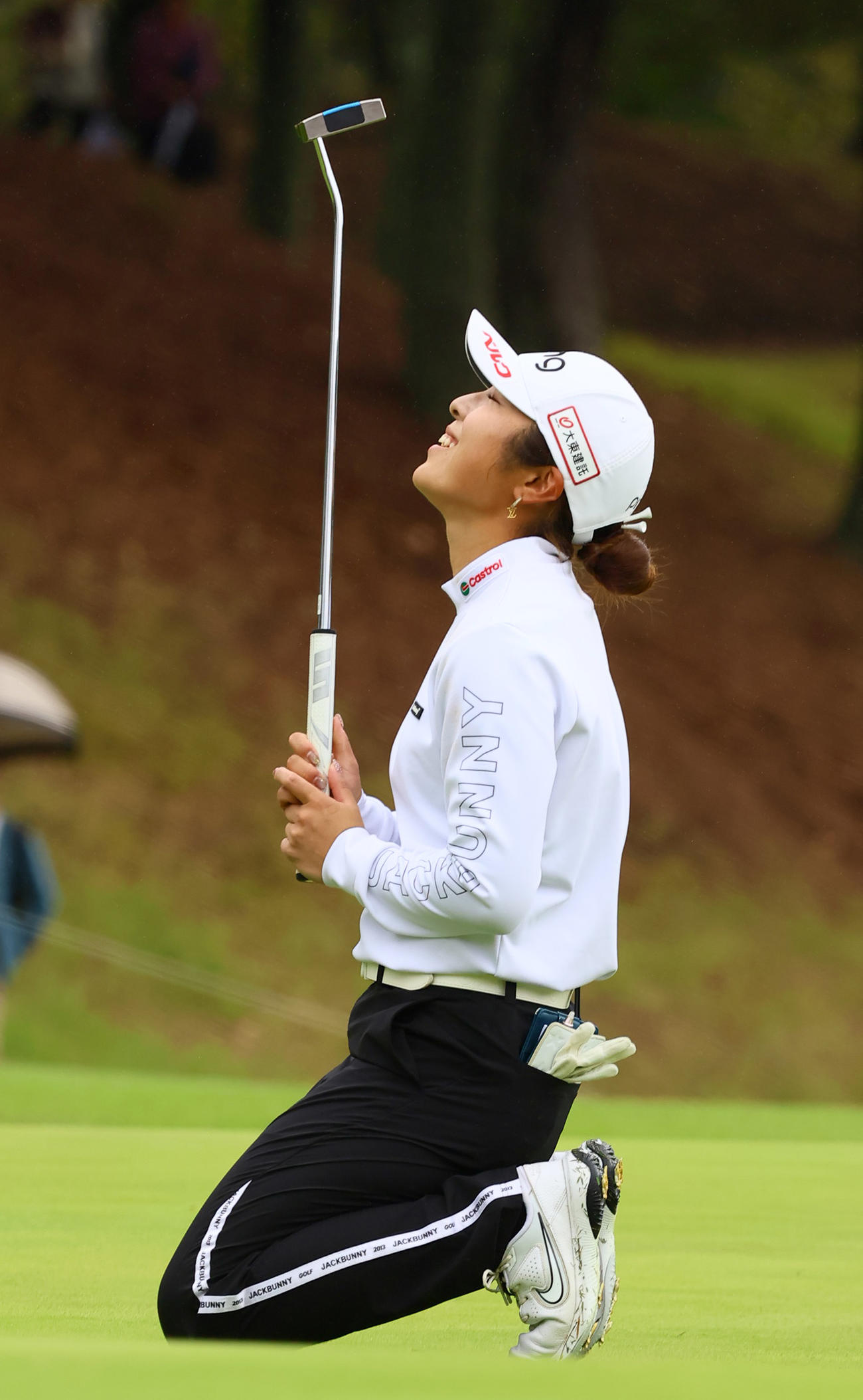 9番、佐久間はバーディーパットを惜しくも外し悔しがる（撮影・上山淳一）