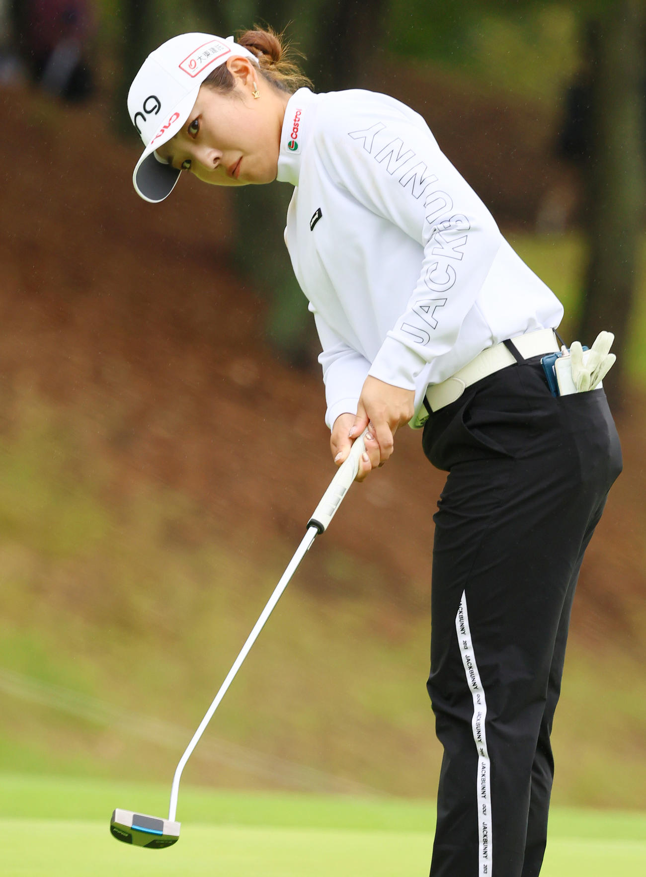 9番、佐久間はバーディーパットを惜しくも外す（撮影・上山淳一）