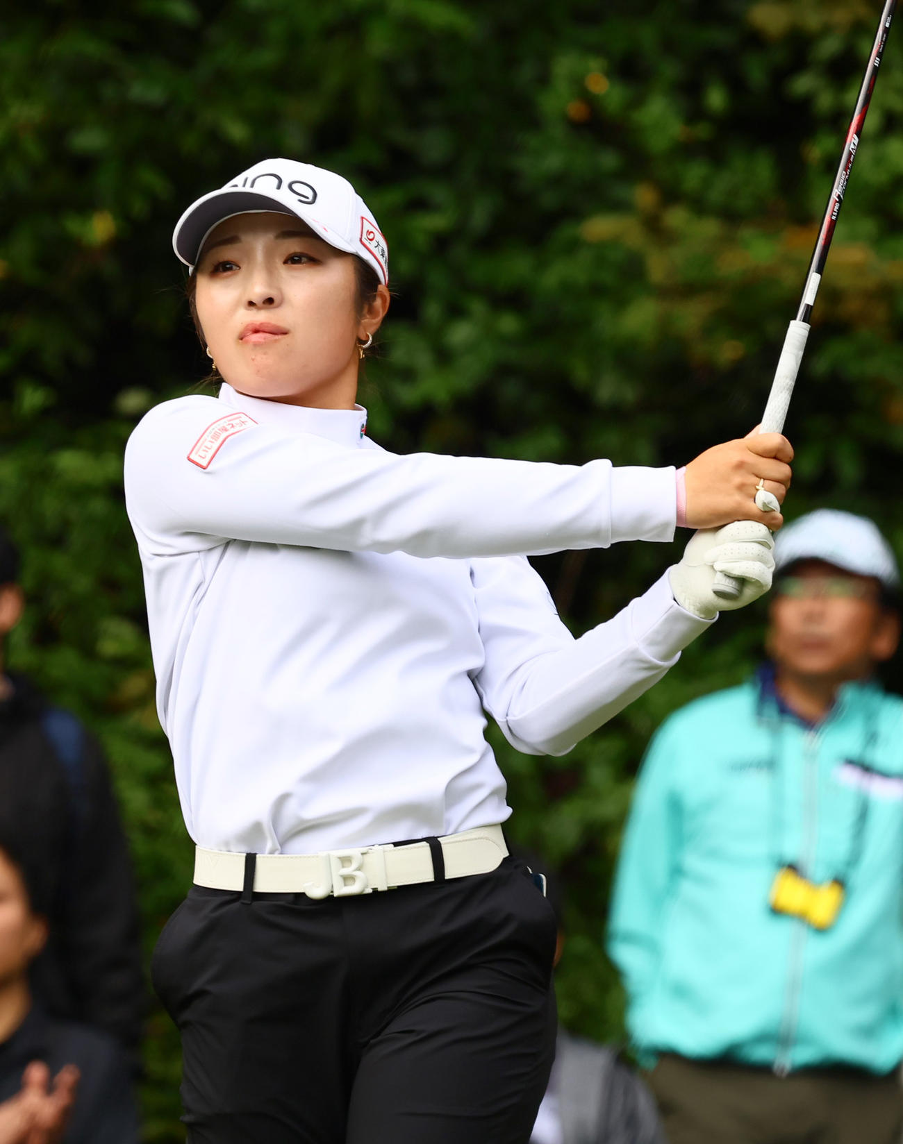 10番、ティーショットを放つ佐久間（撮影・上山淳一）