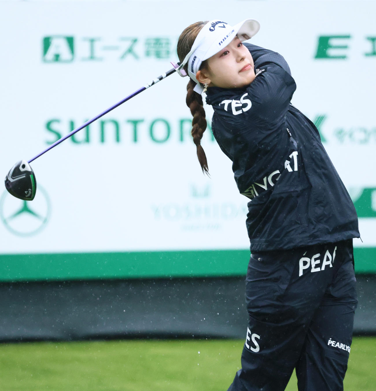 10番、ティーショットを放つ吉田（撮影・上山淳一）