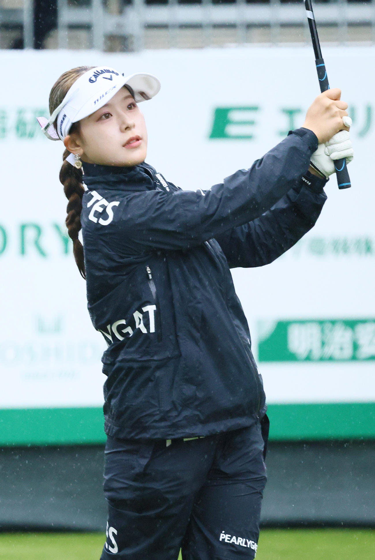 10番、ティーショットを放つ吉田（撮影・上山淳一）