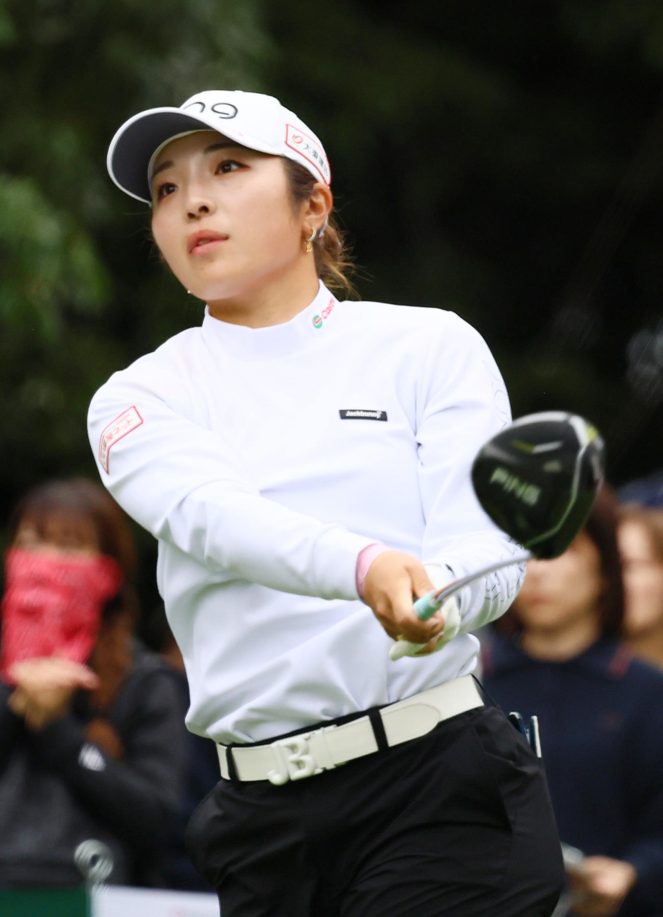 18番、ティーショットを放つ佐久間（撮影・上山淳一）