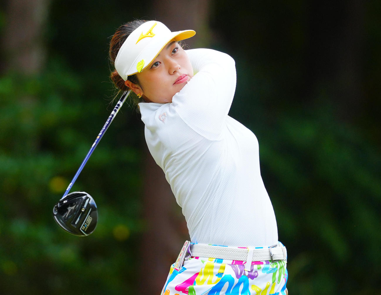 2番、ティーショットに臨む仲村（撮影・垰建太）