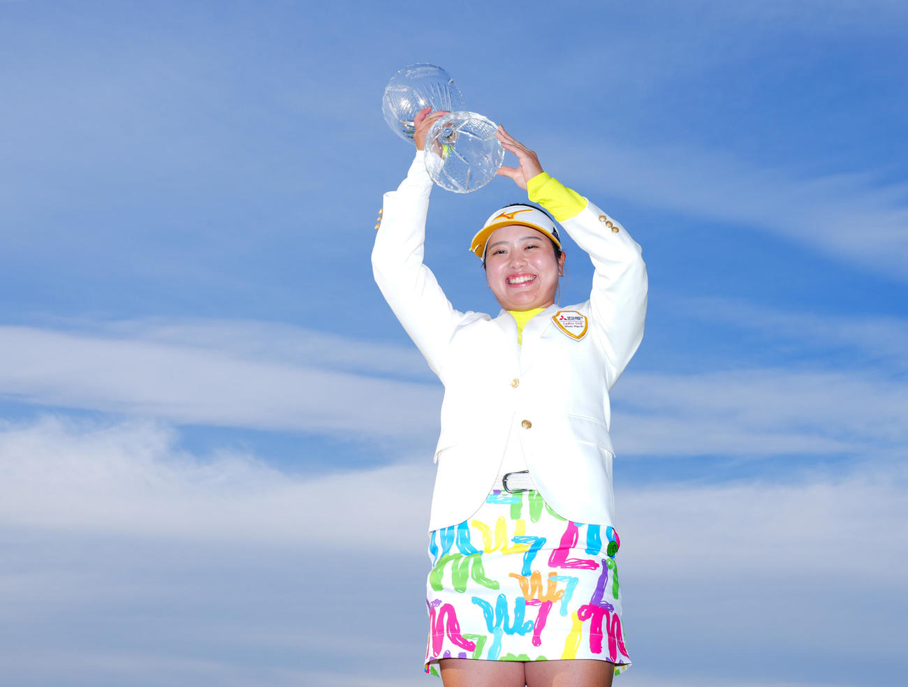 優勝した仲村は青空を背にトロフィーを手に写真に納まる（撮影・垰建太）