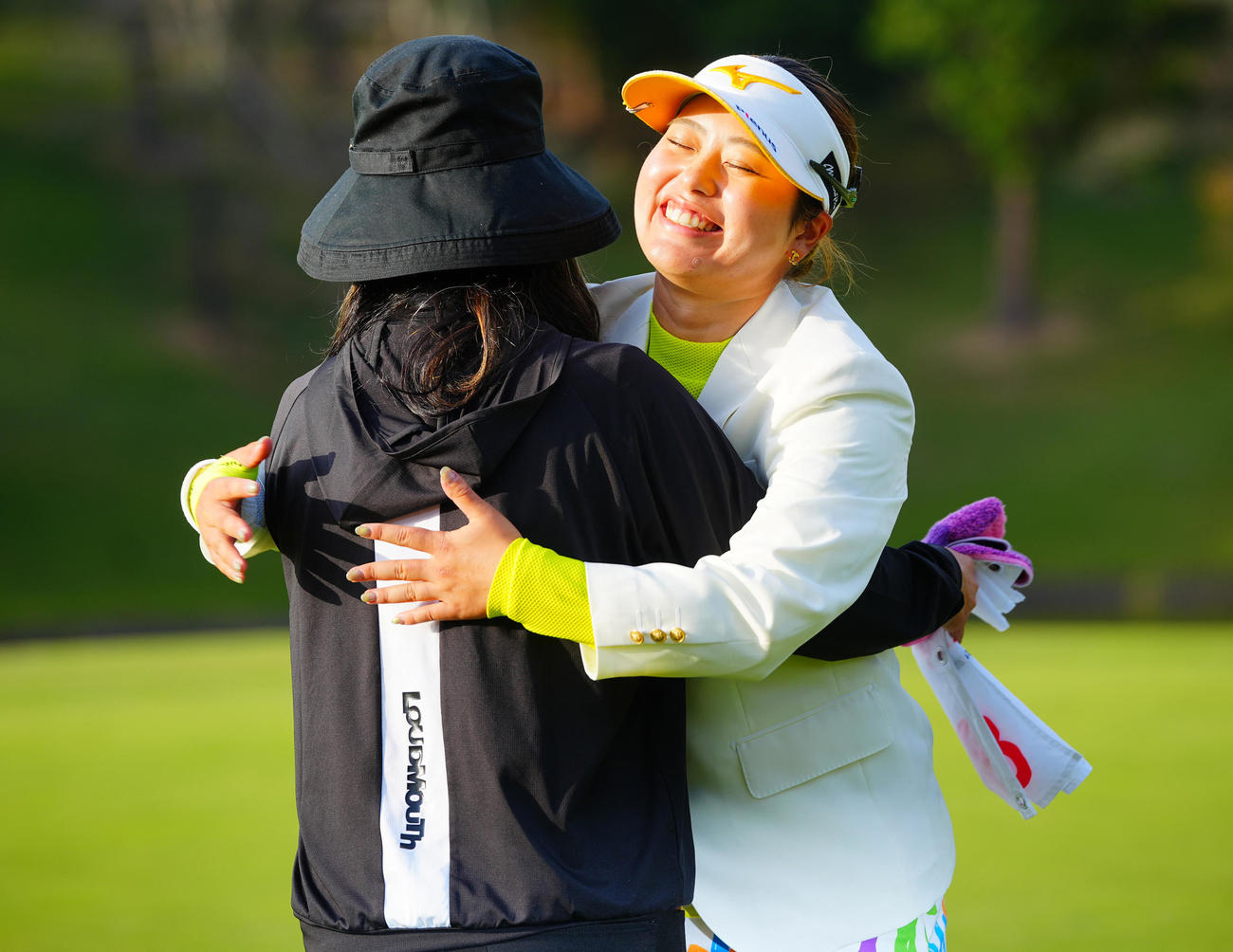 優勝した仲村（右）は母と笑顔で抱き合う（撮影・垰建太）