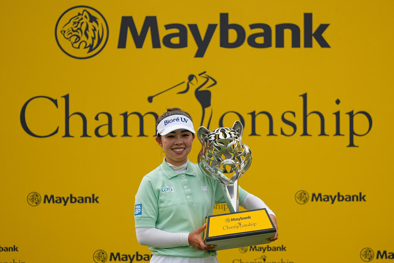 メイバンク選手権で優勝し笑顔の山下美夢有（AP）