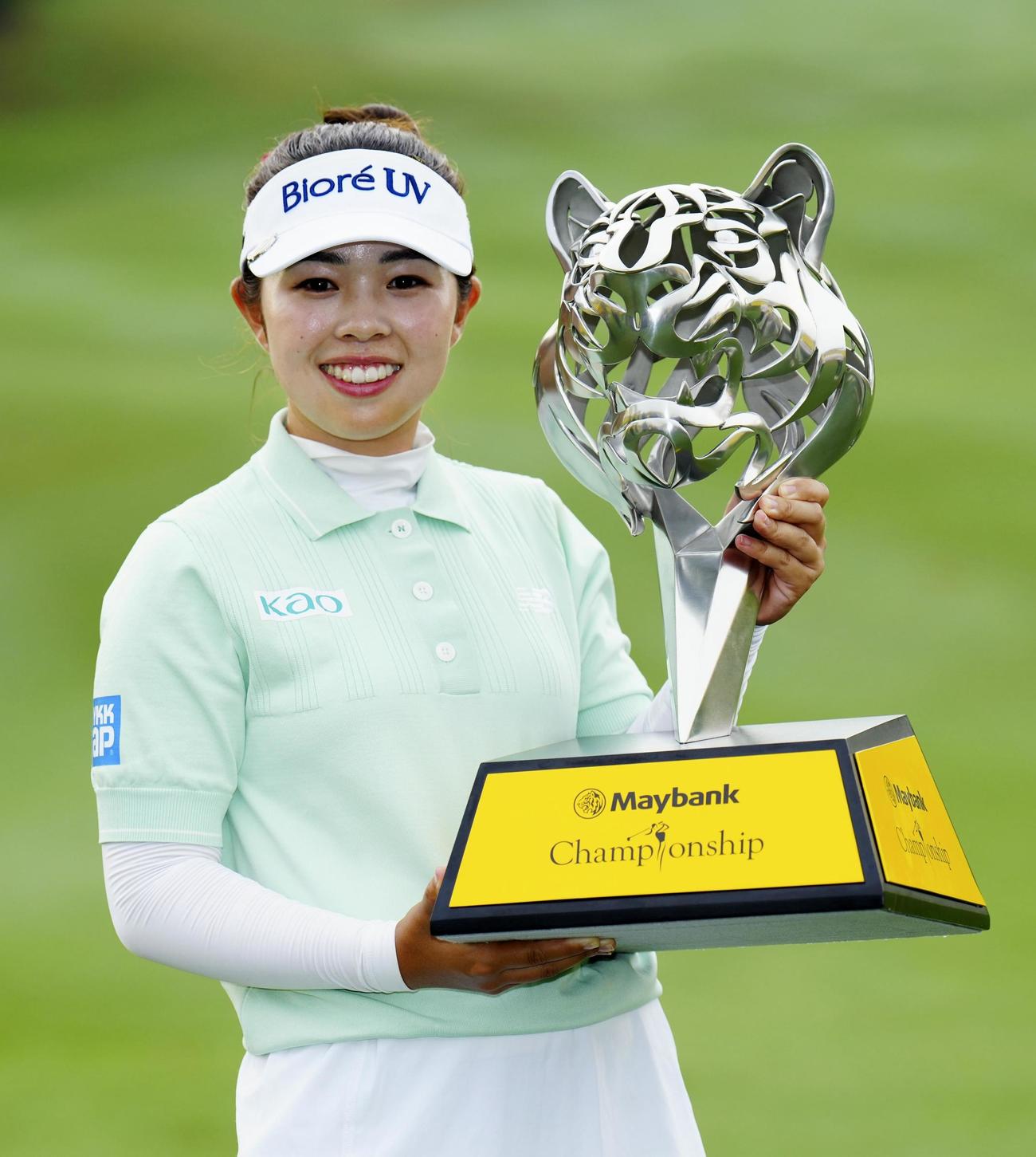 女子ゴルフメイバンク選手権で、通算18アンダーで並んだ3人によるプレーオフを制し逆転優勝した山下美夢有（共同）