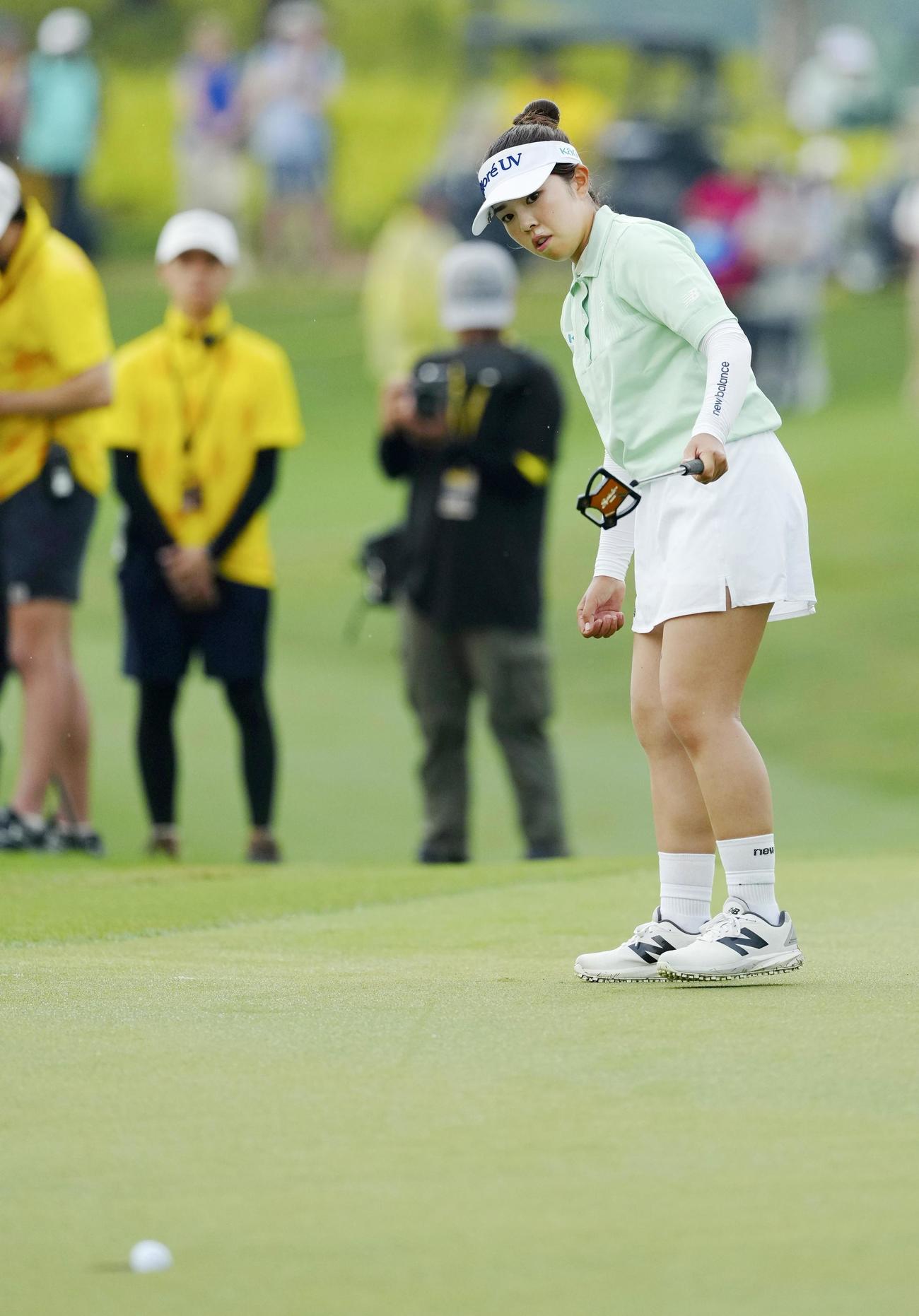 最終ラウンド、プレーオフでバーディーパットを決める山下美夢有。ツアー2勝目を決めた＝クアラルンプール・クラブ（共同）