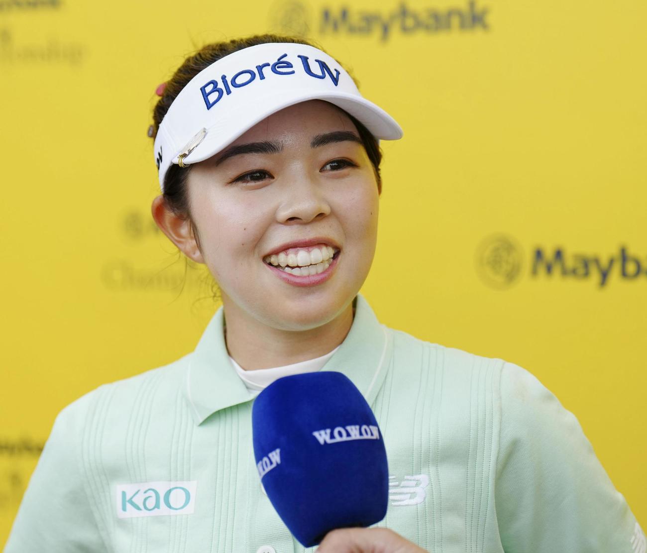 プレーオフを制し逆転優勝し、インタビューで笑顔を見せる山下美夢有（共同）