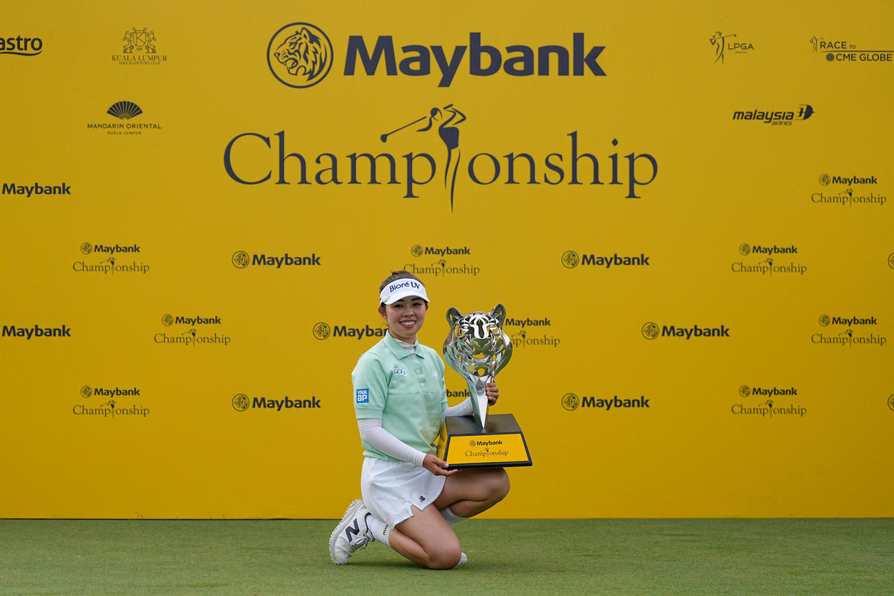 優勝トロフィーを持つ山下美夢有（AP）