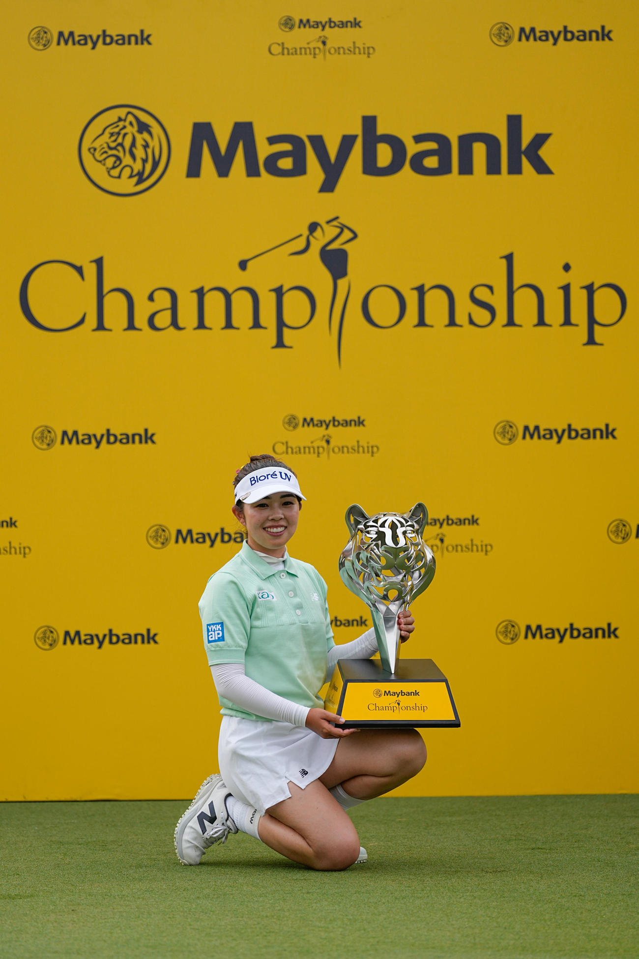 優勝トロフィーを持つ山下美夢有（AP）
