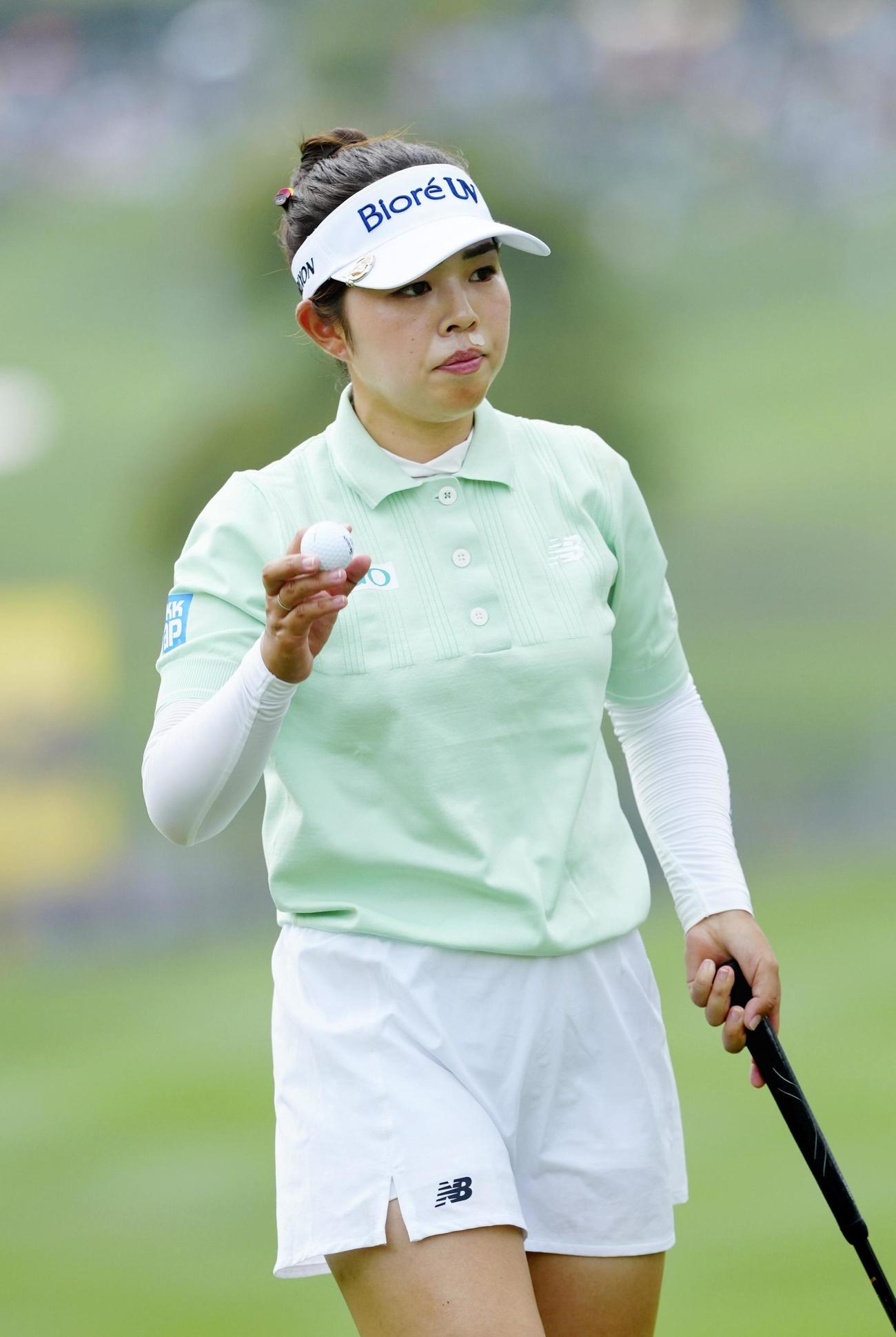 女子ゴルフメイバンク選手権の最終ラウンド、10番でバーディーを奪い拍手に応える山下美夢有。プレーオフを制し逆転優勝した（共同）