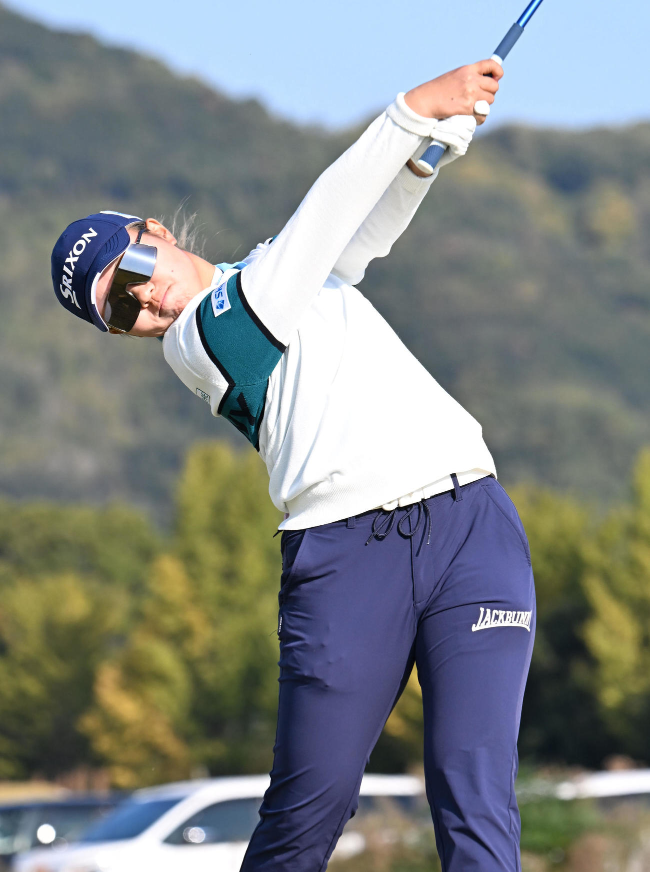 1番、ティーショットを打つ鳥居さくら（撮影・和賀正仁）
