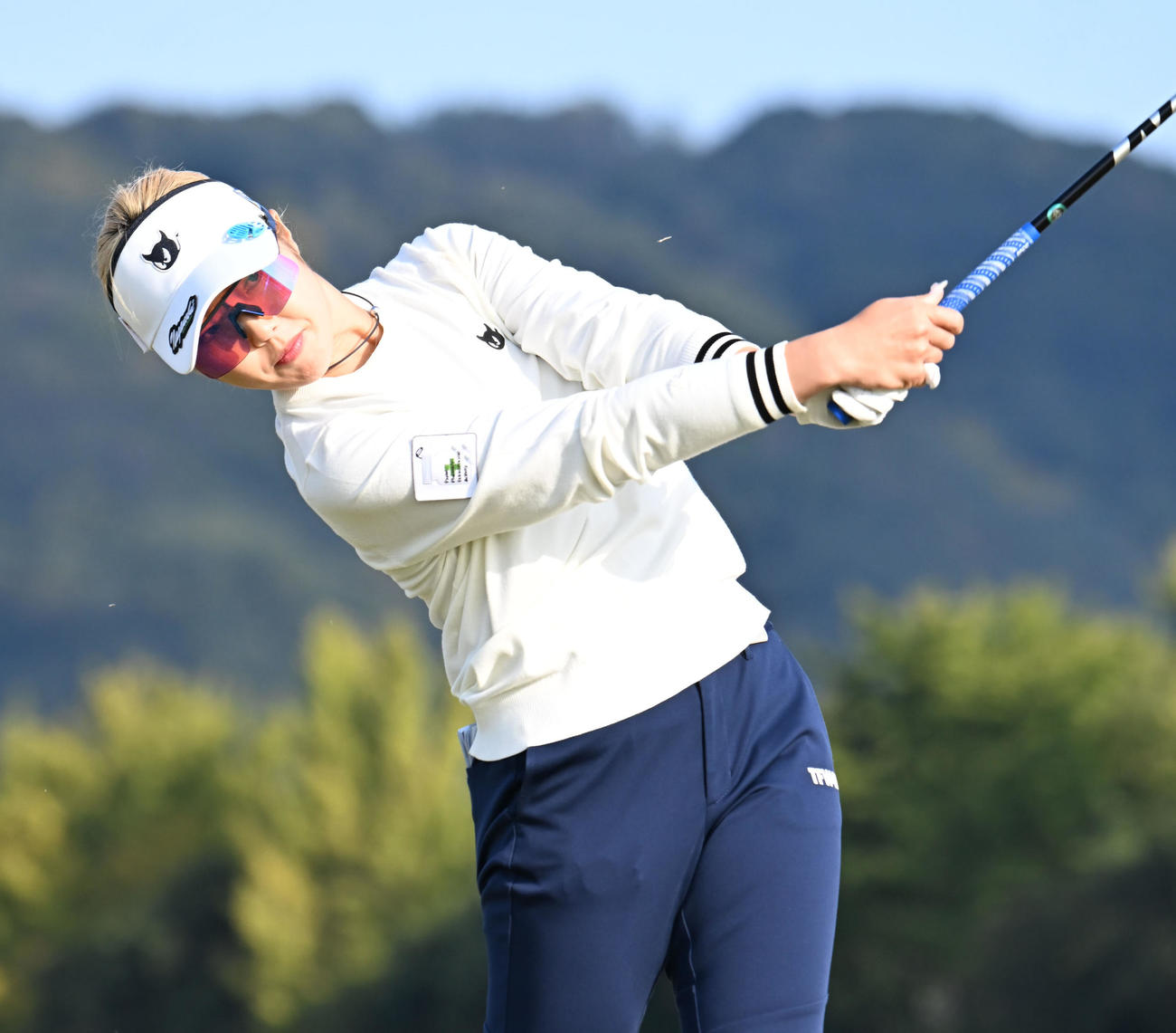 1番、ティーショットを打つ佐田山鈴樺（撮影・和賀正仁）
