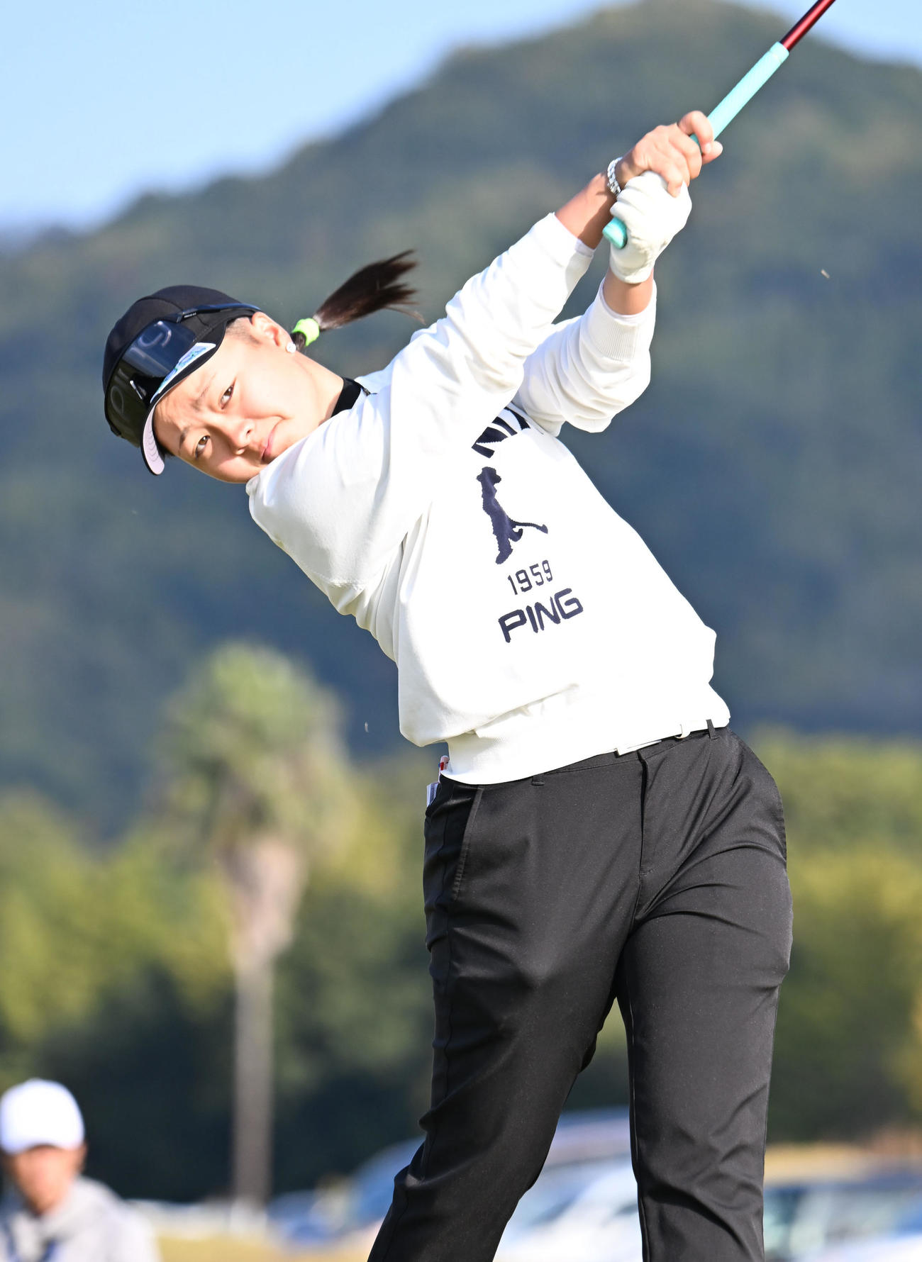 1番、ティーショットを打つ田村萌来美（撮影・和賀正仁）