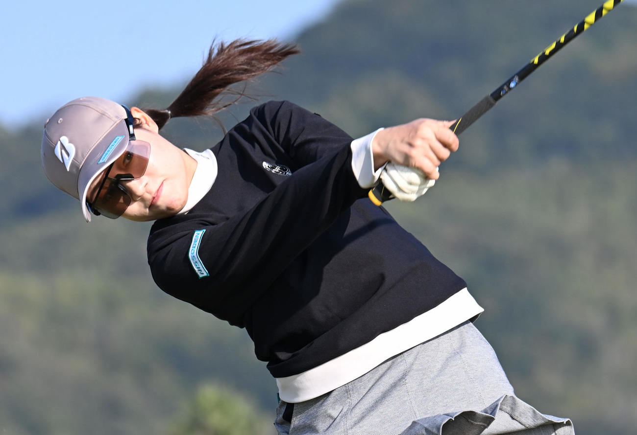 1番、ティーショットを打つ木村葉月（撮影・和賀正仁）