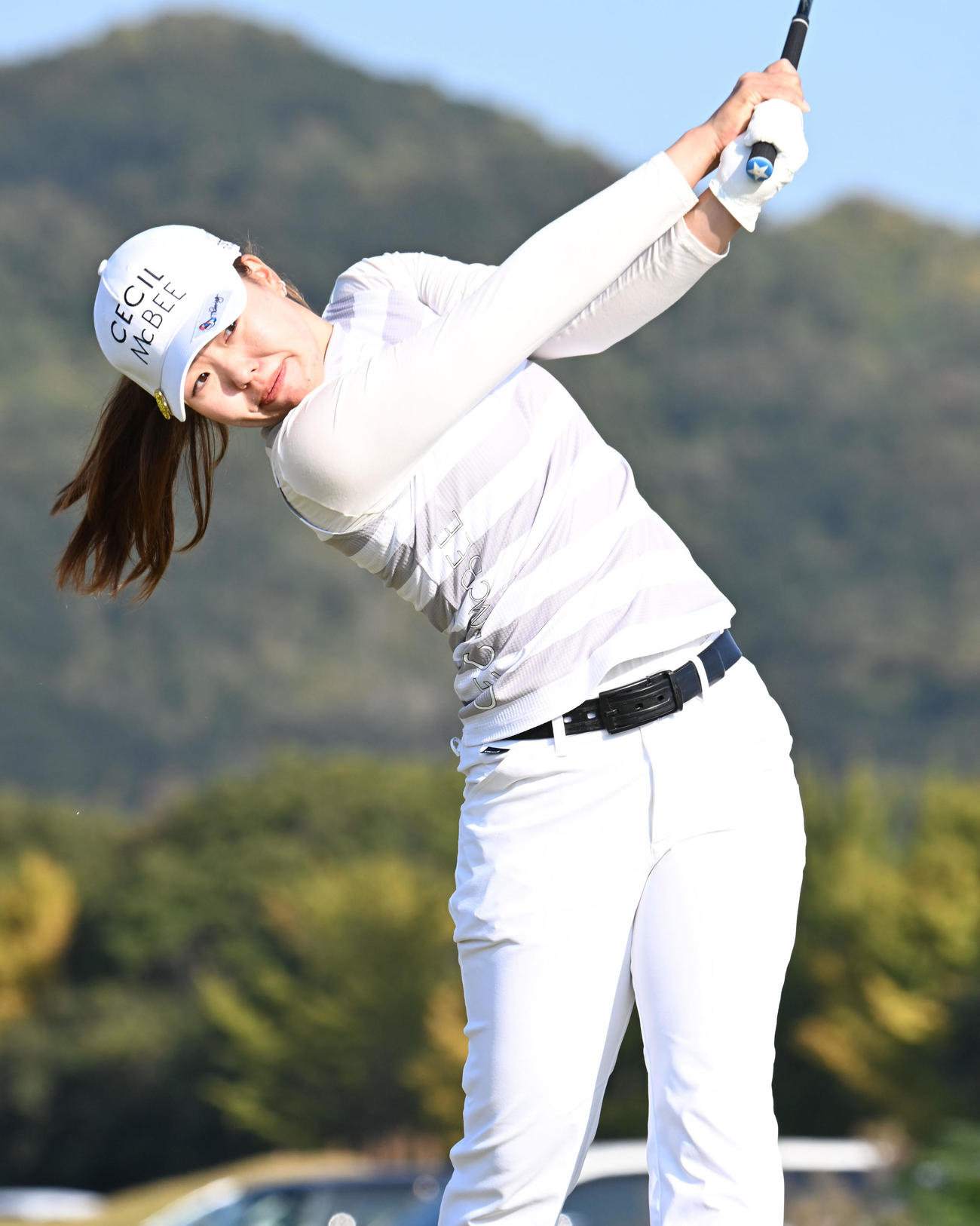 1番、ティーショットを打つ諸橋愛奈（撮影・和賀正仁）