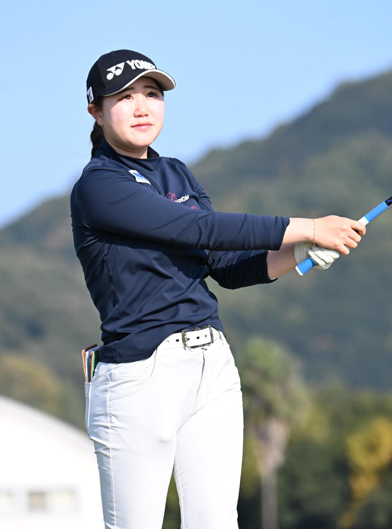 1番、ティーショットを打つ倉林紅（撮影・和賀正仁）