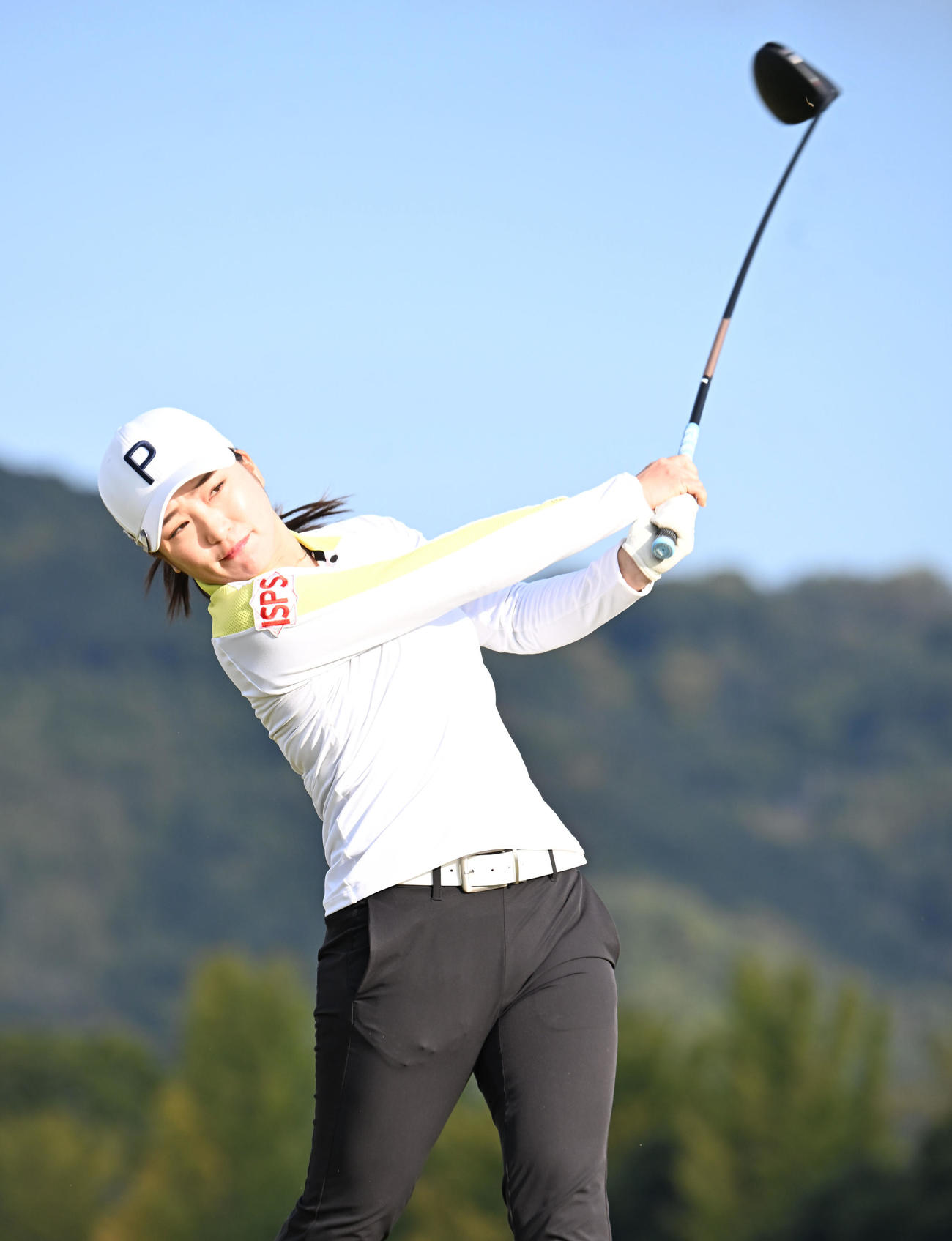 1番、ティーショットを打つ橋添香（撮影・和賀正仁）