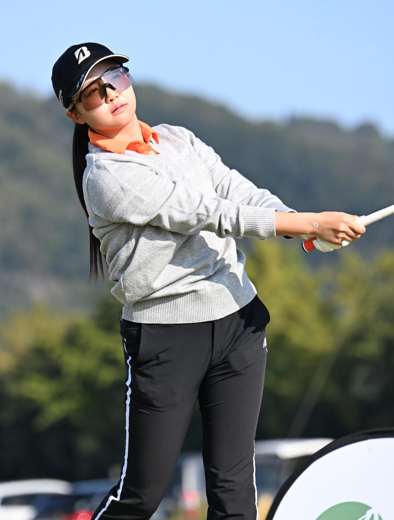 1番、ティーショットを打つ伊藤愛華（撮影・和賀正仁）