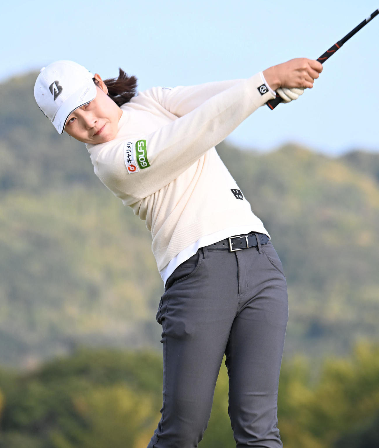 1番、ティーショットを打つ横山珠々奈（撮影・和賀正仁）