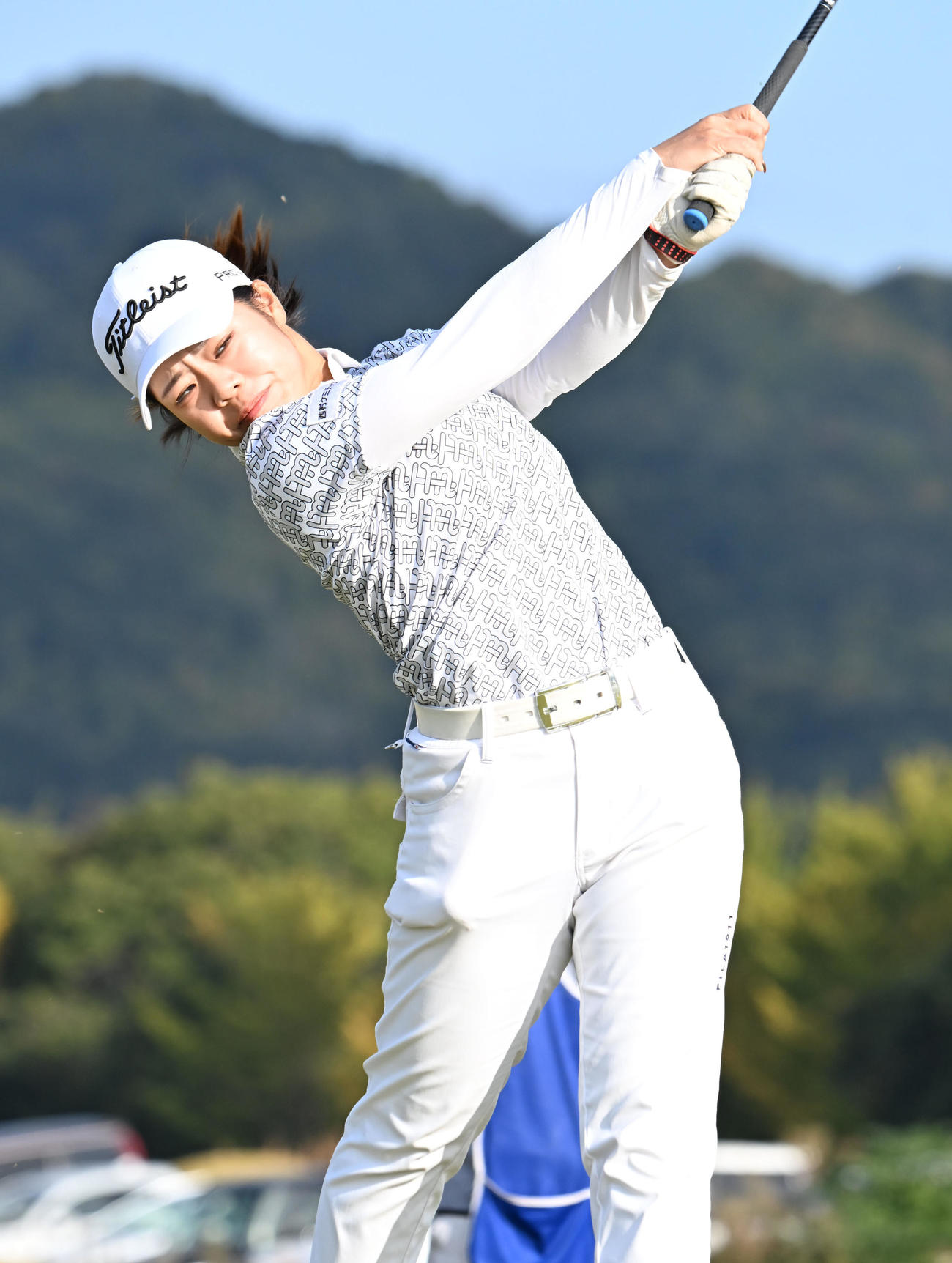 1番、ティーショットを打つ所彩仁香（撮影・和賀正仁）