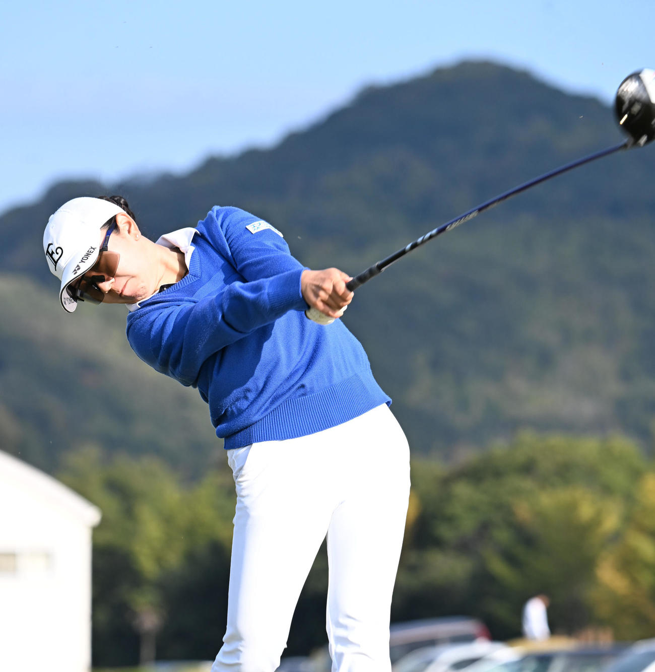 1番、ティーショットを打つ仲村梓（撮影・和賀正仁）