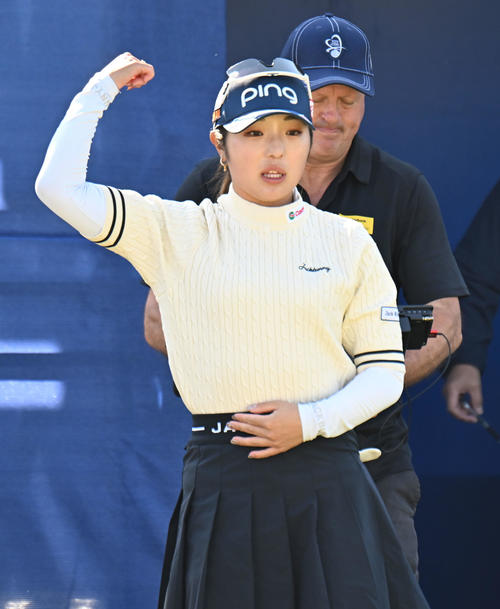1番、ウオームアップする佐久間朱莉（撮影・和賀正仁）