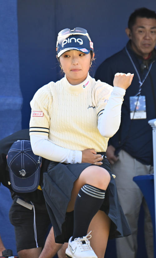1番、ウオームアップする佐久間朱莉（撮影・和賀正仁）
