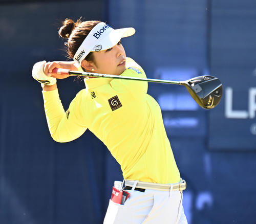 1番、ティーショットを打つ山下美夢有（撮影・和賀正仁）