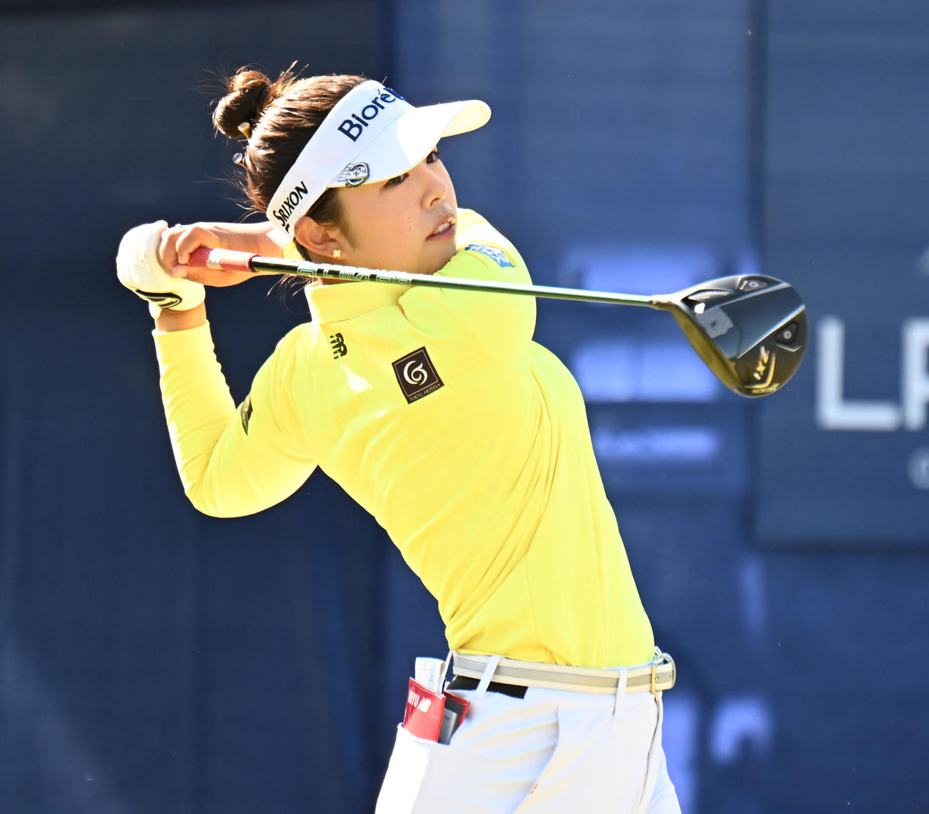 1番、ティーショットを打つ山下美夢有（撮影・和賀正仁）