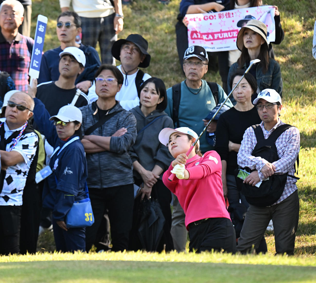 8番、グリーン周りからアプローチする古江彩佳（撮影・和賀正仁）