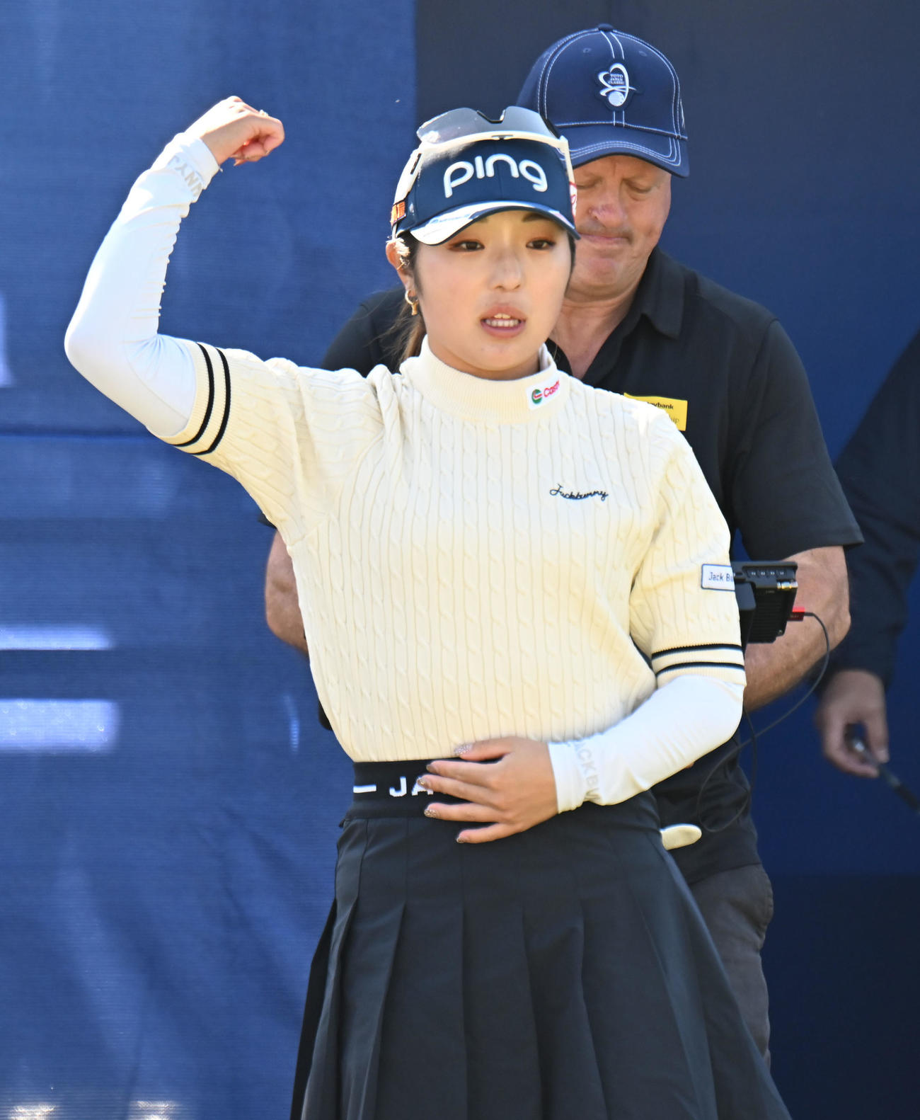 1番、ウオームアップする佐久間朱莉（撮影・和賀正仁）