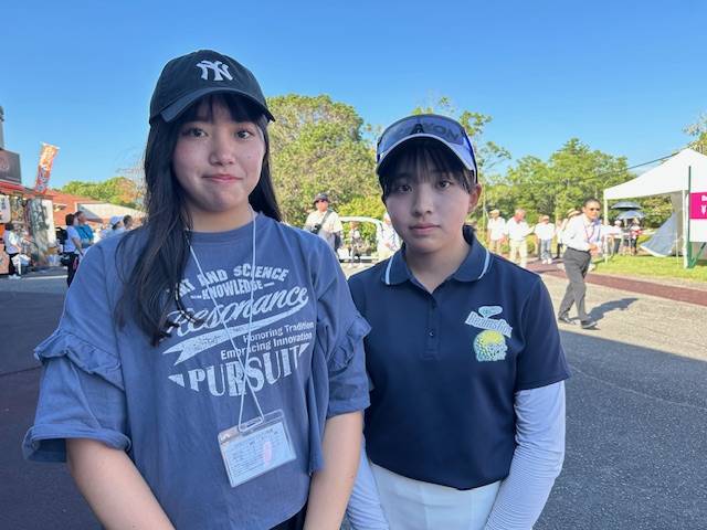 史上8人目のアマチュア優勝を飾った岩永杏奈（左）、右は妹梨花（25年10月17日撮影）