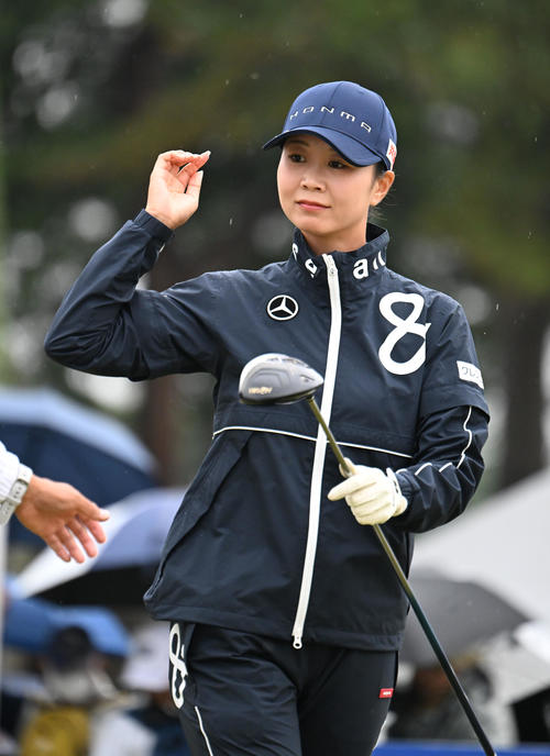 1番、笑顔でスタートする金沢志奈（撮影・和賀正仁）