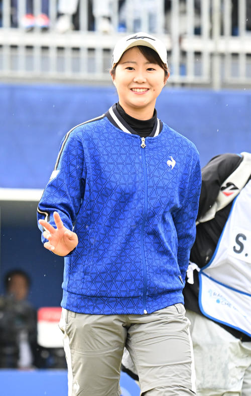 1番、ティーショットを打ち笑顔でスタートする稲垣那奈子（撮影・和賀正仁）