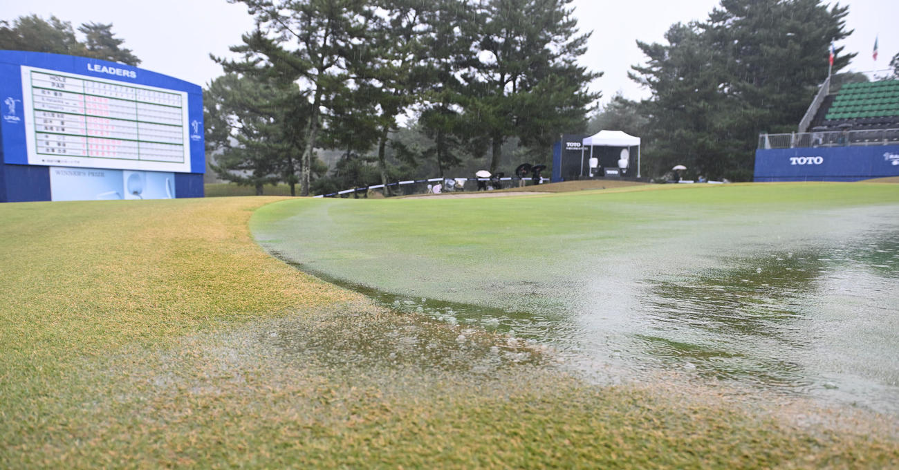 グリーンが川となるほどの雨となり試合は中断となった（撮影・和賀正仁）