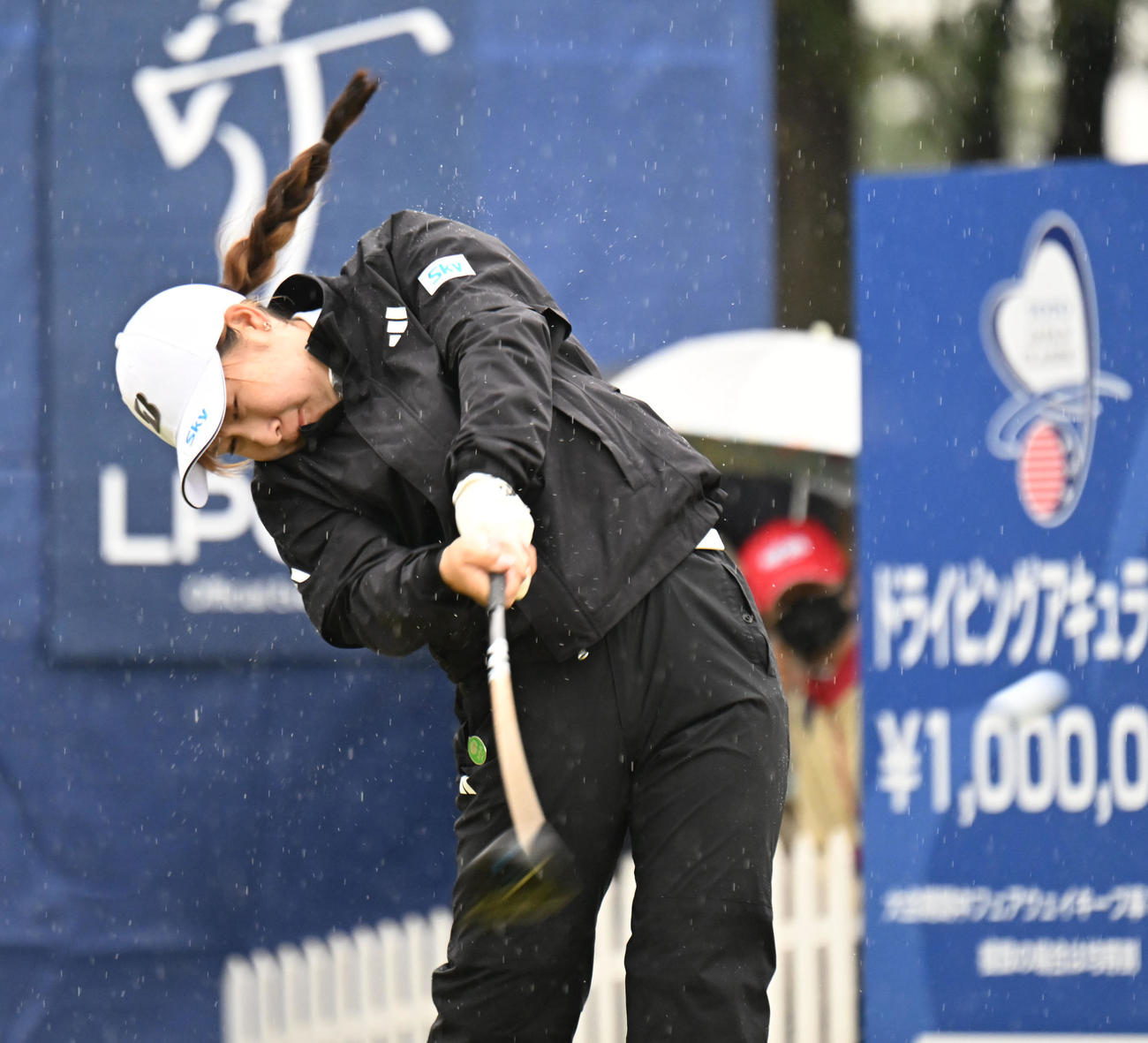 1番、ティーショットを打つ荒木優奈（撮影・和賀正仁）
