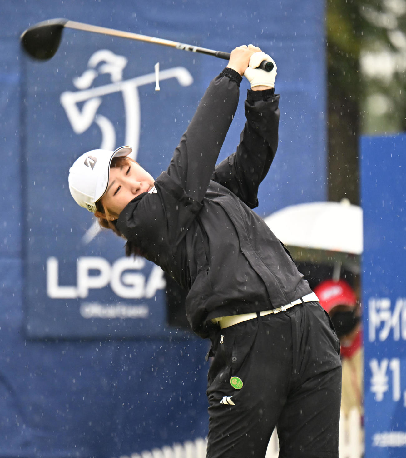 1番、ティーショットを打つ荒木優奈（撮影・和賀正仁）