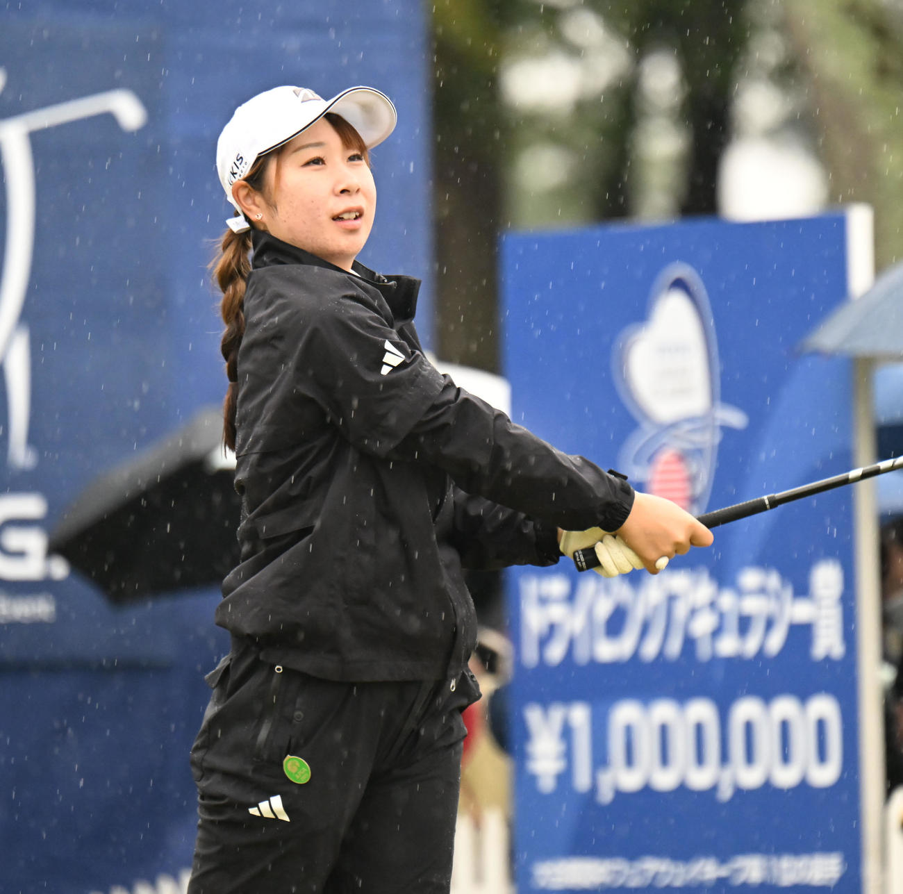 1番、ティーショットを打つ荒木優奈（撮影・和賀正仁）