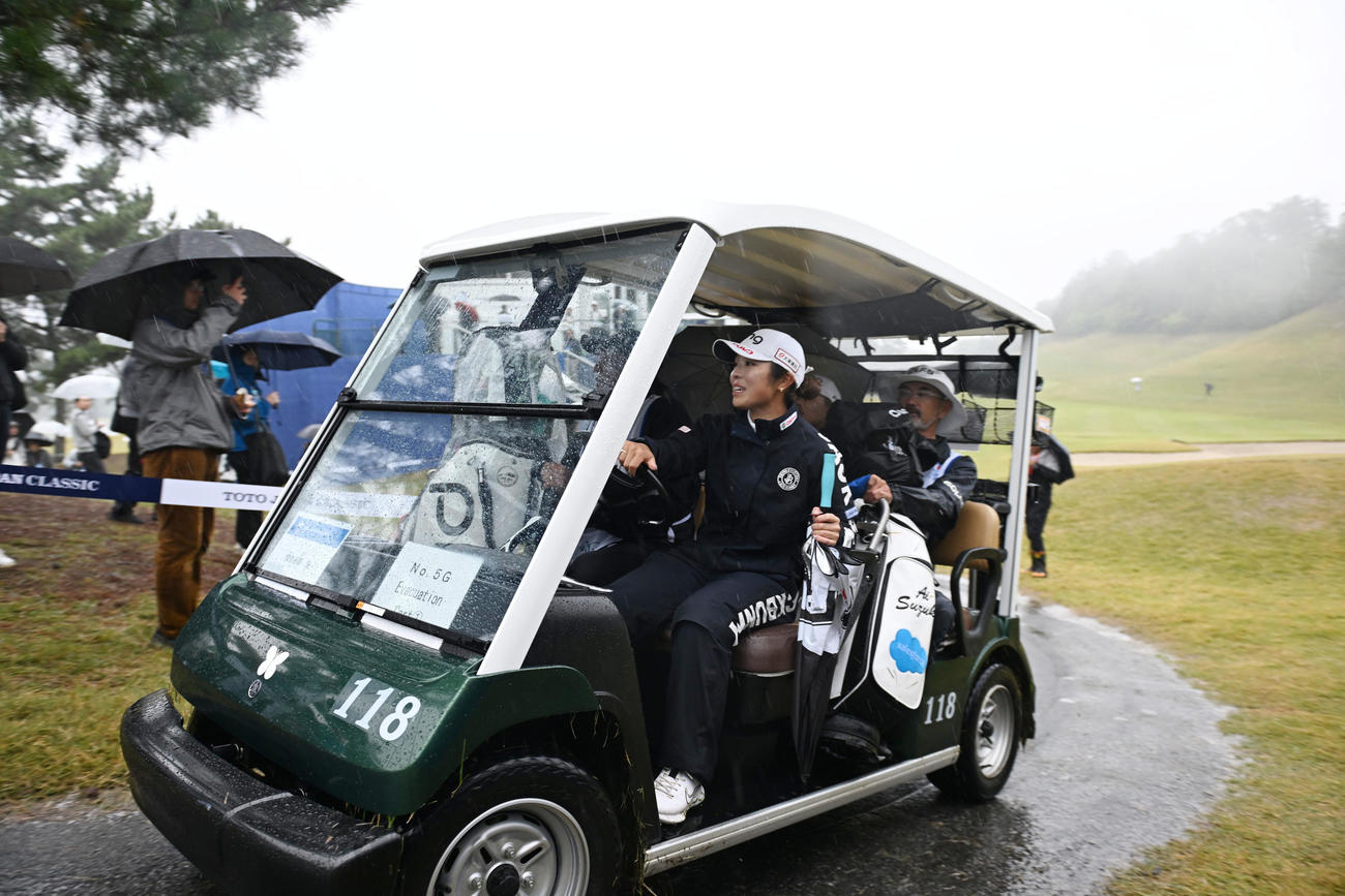 雨のため試合は中断となり、クラブハウスに引き揚げる佐久間朱莉（撮影・和賀正仁）
